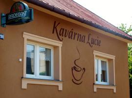 รูปภาพของโรงแรม: Kavárna Lucie s ubytováním