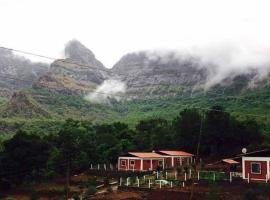 होटल की एक तस्वीर: Mountain View Weekend Holiday Home in Murbad