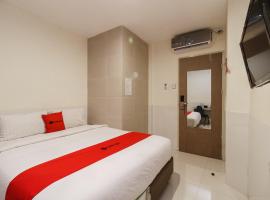 Hotel Photo: RedDoorz near Medan Railway Station