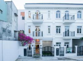 Hotel fotoğraf: Steps by the beach in center Danang city - Lac Villa