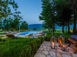 Zdjęcie hotelu: Beautiful cottage with heated pool for 22 ppl