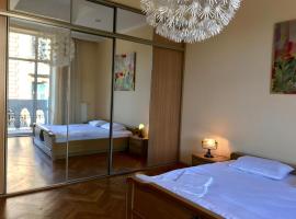 Foto do Hotel: Explore Lviv from Comfy Central Apartment