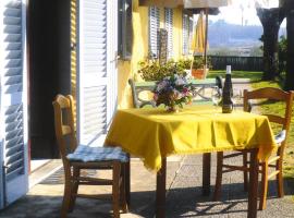 Foto di Hotel: Holiday resort Villa Lazzareschi Camigliano - ITO04108-DYB