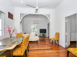 Фотография гостиницы: Queensland Living - Trendy Two Bedroom House in the City