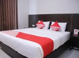 Super OYO 1006 Azzahra Guest House Syariah, hotel sa Ambon