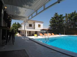 Hotelfotos: Luxury Villa with Private Pool