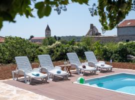 Holiday House Markoč, hotel in Grohote