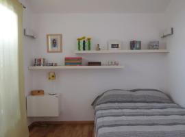 รูปภาพของโรงแรม: Newly renovated 1-Bedroom Studio - Athens suburbs
