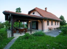 รูปภาพของโรงแรม: Mladen’s cottage on 12000 m2 (Mladenova Hiža)