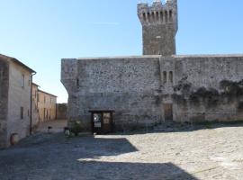 รูปภาพของโรงแรม: Castello di Populonia - Appartamento Torre 5