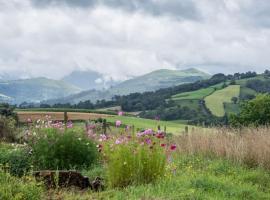 होटल की एक तस्वीर: Studio et jardin avec vue sur les montagnes