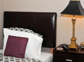 होटल की एक तस्वीर: Calm bedroom 1 is located in the corner of the city