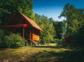 होटल की एक तस्वीर: Vikendica na riječnom ostrvu (Cottage on river island)