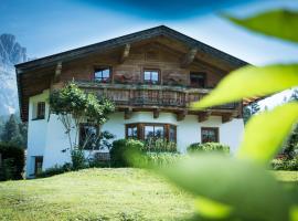 Chalet Glücklich sein..., hotel v destinaci Ellmau
