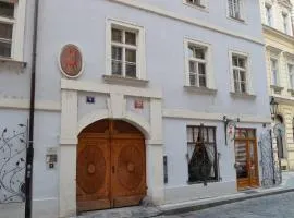 U Cervene zidle - Red Chair Hotel
