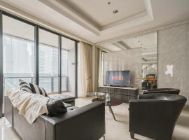 รูปภาพของโรงแรม: District 8: Luxurious and Spacious Apartment at SCBD / Senopati