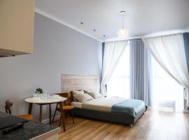 Foto di Hotel: VipHouse ул.Верхнеторговая площадь,4 Студия с джакузи