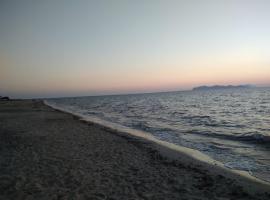 Foto di Hotel: terrazza vista mare con accesso diretto su spiaggia