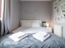 Hotel kuvat: Bright, Spacious 2 Bed, Saughton Avenue, Parking
