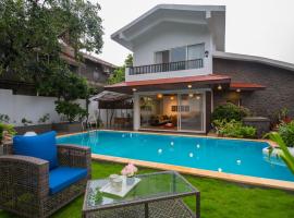 EL Lodge by StayVista - Pool, lawn, and a charming gazebo for your perfect getaway, hotel v destinaci Lonavala