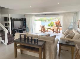 Hotel kuvat: Waterfront 3-Bedroom in the Heart of Rodney Bay