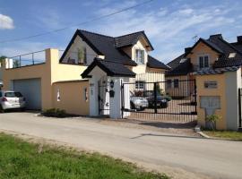 Foto di Hotel: Lovely, independent house in an amazing area near Krakow – garden, terrace, parking