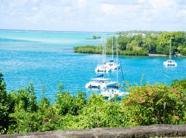 호텔 사진: Boutique villa on the rocks with Sea, jetty, infinity pool, garden, daily housekeeping, Cook