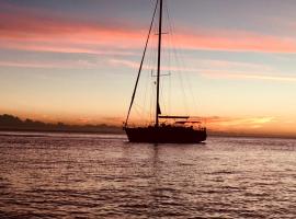 होटल की एक तस्वीर: Day Sailing, Sailing Experience and Houseboat