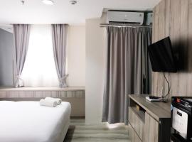 酒店照片: Minimalist Studio Room at Bintaro Icon Apartment By Travelio