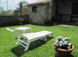 Hotel fotoğraf: Cozy beach cottage near the beach