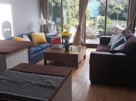 Hotel Photo: Apple Cottage - peaceful, central, spacious w private garden