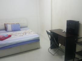 รูปภาพของโรงแรม: Private Room within a Chinatown Apartment