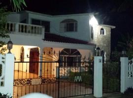 A picture of the hotel: Villaama