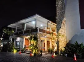 Hastina Hotel Lombok، فندق في ماتارام