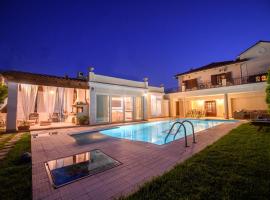 Фотография гостиницы: Nikol's Elegant Mansion with Pool!