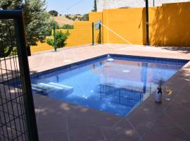 호텔 사진: CASA CAPELLANIA-chalet con piscina junto a Madrid