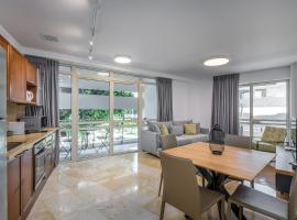 Hotel Foto: DIZENGOFF SQUARE superb 1 bedroom with balcony