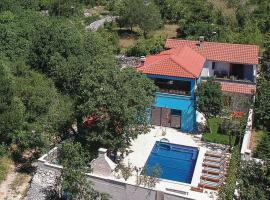 Фотографія готелю: Four-Bedroom Holiday Home in Dugopolje