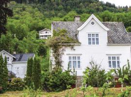 Hotel fotoğraf: Three-Bedroom Holiday Home in Leikanger