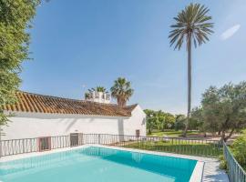 รูปภาพของโรงแรม: 5 Bedroom Gorgeous Home In La Campana, Sevilla