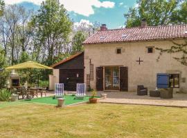 Hotel fotoğraf: Four-Bedroom Holiday Home in Usson du Poitou