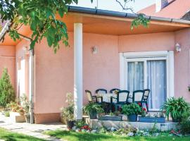 होटल की एक तस्वीर: Holiday home Majus Utca-Balatonlelle