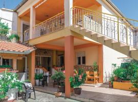 A picture of the hotel: Three-Bedroom Apartment in Bibinje