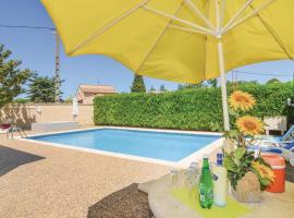 Hotel Foto: Apartment - Two-Bedroom Holiday Home in Codognan