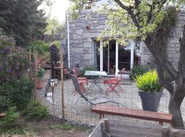 Foto di Hotel: Gîte avec piscine pour 4 personnes