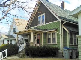 A picture of the hotel: Comfortable 3 BR Craftsman Bungalow in Milwaukee's Bay View Neighborhood