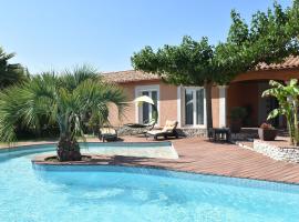 Foto di Hotel: Luxury holiday home with private pool