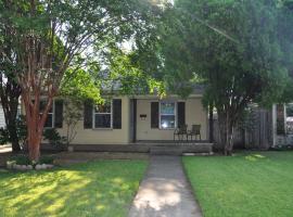 Hotel Photo: Charming House in Awesome Location (Love Field)