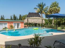 Hotel fotografie: Oasis on the Hill - Swim up Pool Bar Tiki Hut Real Theater