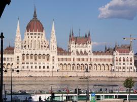 Foto di Hotel: Stylish apartmant with panorama to the Parlament and Danube.